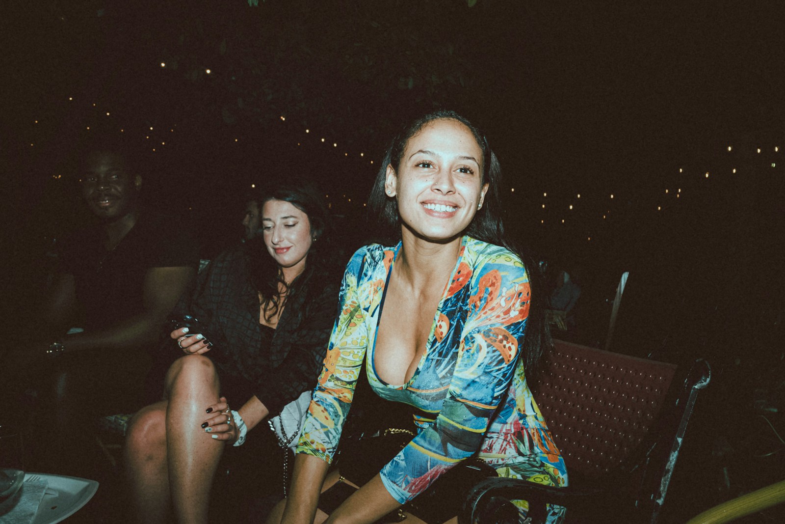 Jak się ubrać na imprezę? Modne stylizacje: sukienki, dodatki, buty