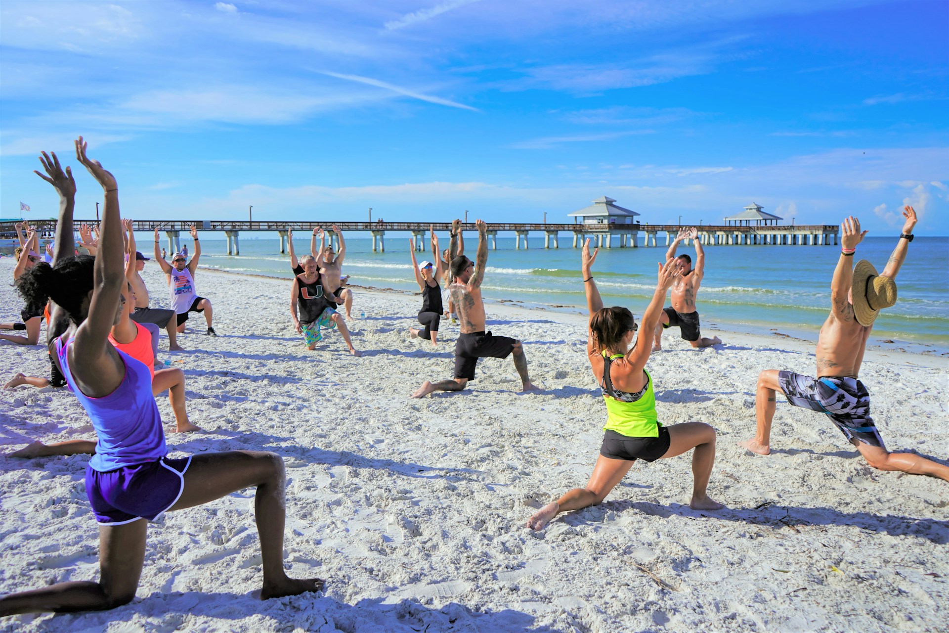 Trening na plaży latem: skuteczne ćwiczenia outdoorowe na sierpień 2026